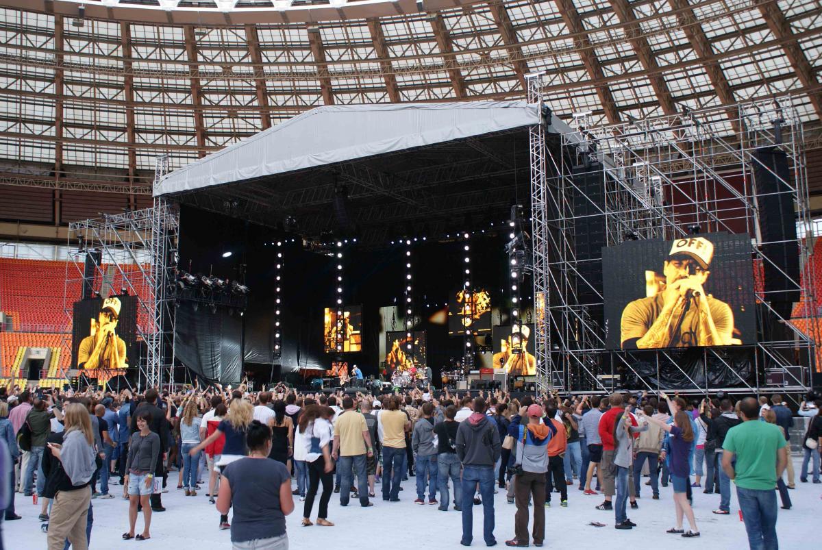 Red Hot Chili Peppers в Москве, MF Group, Концерт Red Hot Chili Peppers в Москве