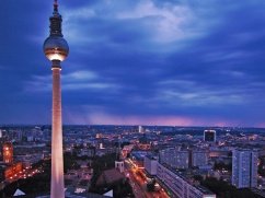 <a href="/cover/berlin-kruglosutochnye-tusovshchiki-kratkii-gid-po-gorodu">БЕРЛИН: КРУГЛОСУТОЧНЫЕ ТУСОВЩИКИ - КРАТКИЙ ГИД ПО ГОРОДУ</a> <a href="/cover/berlin-kruglosutochnye-tusovshchiki-kratkii-gid-po-gorodu">БЕРЛИН: КРУГЛОСУТОЧНЫЕ ТУСОВЩИКИ - КРАТКИЙ ГИД ПО ГОРОДУ</a>