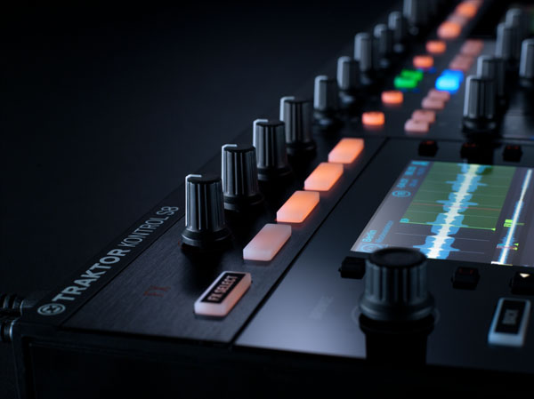 ni_traktor_kontrol_s8_makro_05.jpg